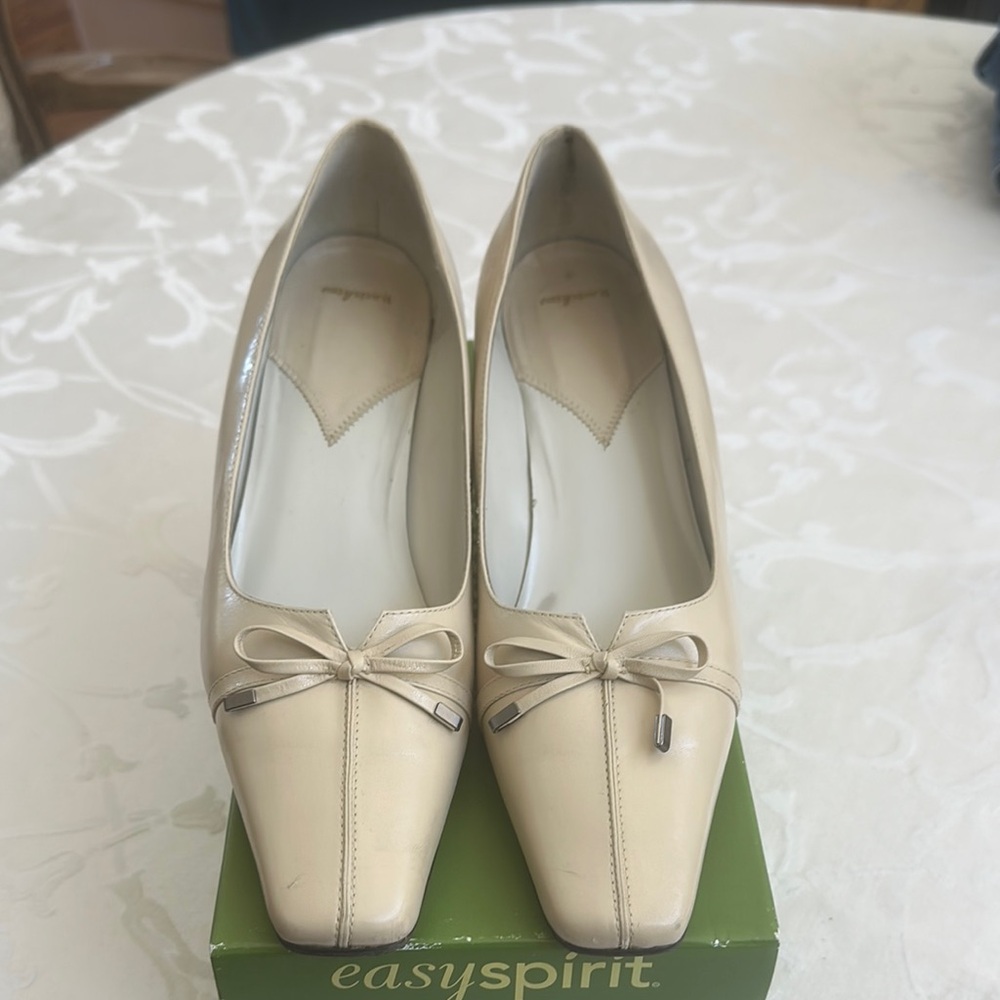 Easy Spirit Women's Cream Pumps